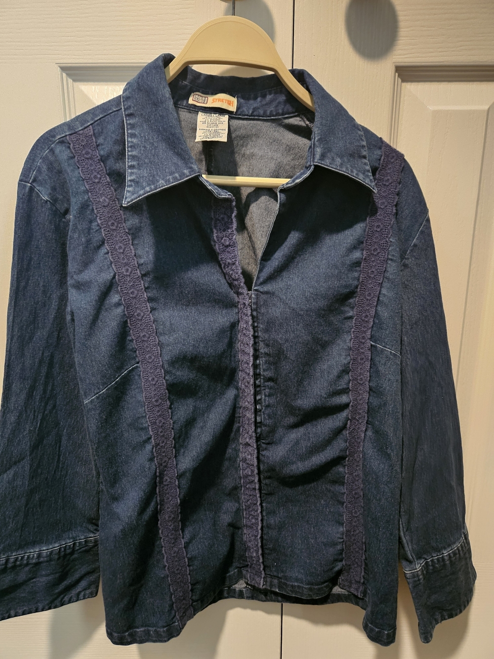 🎉 2 Items/$15 🎉 Vintage Inspired Dark Denim Jacket with Hook And Eye Closure